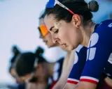 Juliette Labous, mit Pflaster auf der Stirn, konzentriert sich vor dem Rennen. Ihre Teamkolleginnen sind im Hintergrund zu sehen.