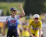 Radfahrer jubelt, während ein Konkurrent im Gelben Trikot im Hintergrund zu sehen ist. Die Debatte um Pogacar Doping bleibt ein Thema.