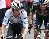Remco Evenepoel im Rennen, sein Gehalt ist ein Thema, das Fans und Experten gleichermaßen interessiert. Er fährt konzentriert auf seinem Rad.
