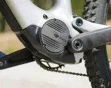 Nahaufnahme des E-Bike-Antriebs mit dem DJI AVINOX Logo.