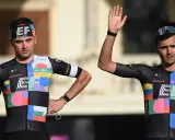 Zwei Radfahrer im bunten Trikot, bereit für den Giro d'Italia. Einer winkt lässig.