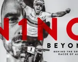 Nino Schurter, der legendäre Mountainbiker, feiert einen Sieg. Großbuchstaben "N1NO" überlagern sein Gesicht und seine Rennszene.