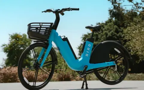 Ein blaues Bird E-Bike mit Korb steht im Freien. Gute Bird Bike Erfahrungen sind garantiert, wenn man die Stadt so erkundet.