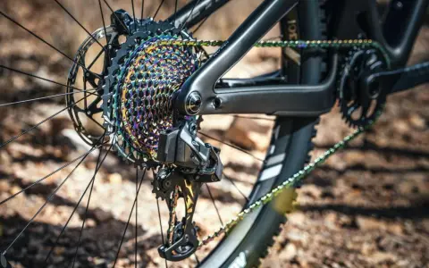Nahaufnahme des farbenfrohen Zahnkranzes und der Kette eines Mountainbikes. Ein Mechaniker bereitet sich darauf vor, die Fahrradkette zu wechseln, um die Leistung zu optimieren.