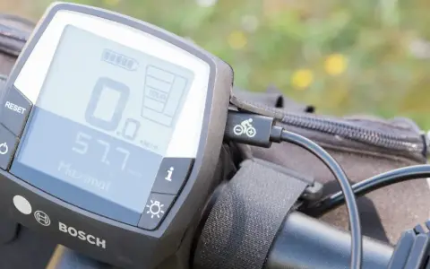 Bosch Purion Display mit Kabel für Handy-Verbindung. Zeigt Geschwindigkeit und Akkustand an.