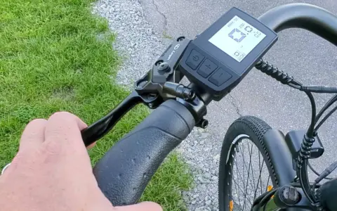 Hand am Lenker eines Yamaha E-Bikes, Display zeigt Informationen an. Bereit für ein Yamaha E-Bike Software Update.