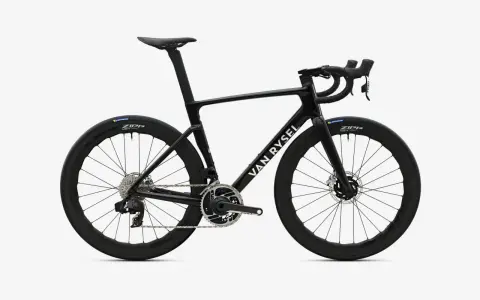 Schwarzes Van Rysel Rennrad mit Zipp Laufrädern, bereit für die Tour de France. Aerodynamisch und leicht.