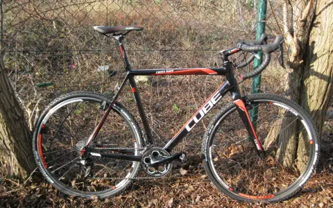 Schwarzes Cube Cross Race Rennrad mit roten Akzenten, bereit für jedes Abenteuer.