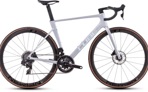 Graues Cube Rennrad mit Scheibenbremsen und braunen Reifen, bereit für den cube litening air test.