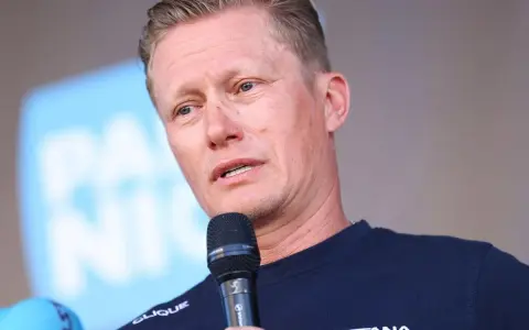 Alexander Vinokurov spricht ins Mikrofon, trägt ein Trikot des Astana Teams.