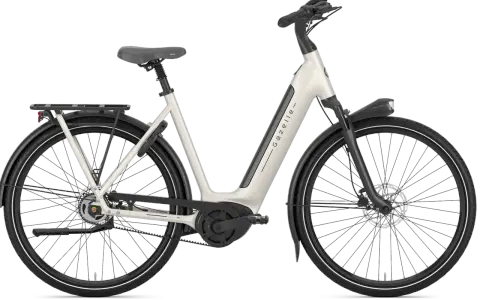 Ein cremefarbenes Gazelle E-Bike mit Gepäckträger und integriertem Licht. Die Marke Gazelle ist eine der vielen Fahrradmarken alphabetisch sortiert.