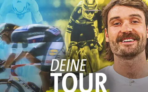 Ein Mann mit Schnurrbart lächelt, im Hintergrund Radfahrer bei einer Rennrad Mehrtagestour.