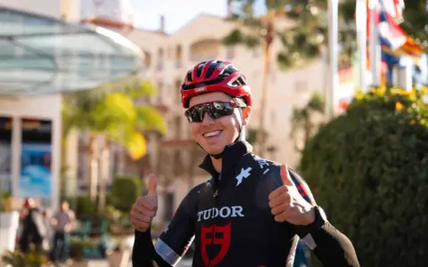 Marco Brenner, Radsportler im Tudor-Trikot, gibt Daumen hoch.