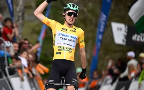 Radfahrer Paul Seixas jubelt im gelben Trikot.