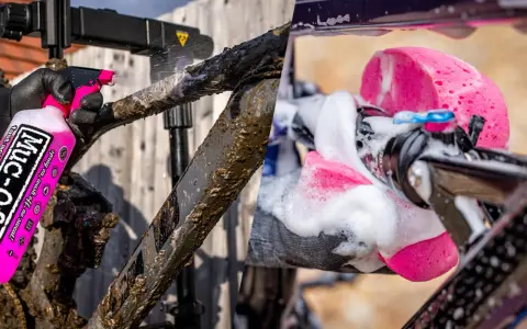 Schlammiges MTB wird mit pinkem Reiniger eingesprüht und dann mit einem Schwamm geschäumt. So wird das MTB reinigen zum Kinderspiel.