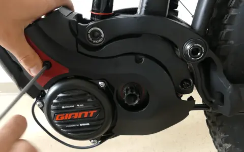Hand schraubt am Giant SyncDrive Sport Motor. Mögliche Probleme mit dem E-Bike Antrieb.