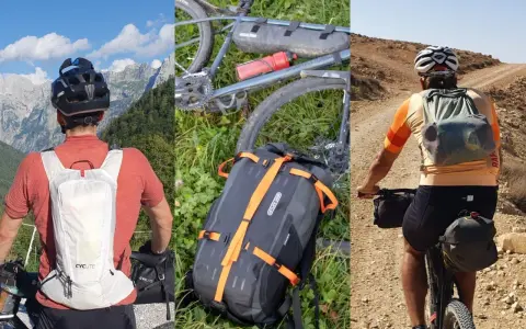 Bikepacking mit Rucksack: Mann mit weißem Rucksack vor Bergpanorama, Fahrrad mit Gepäcktaschen im Gras, Radfahrer mit Rucksack auf staubiger Piste.
