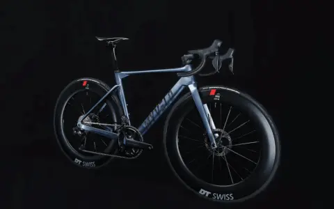 Ein elegantes, hellblaues Rennrad, das myvelo Verona, steht vor schwarzem Hintergrund. Seine aerodynamischen Felgen und die schlanke Silhouette versprechen Geschwindigkeit.