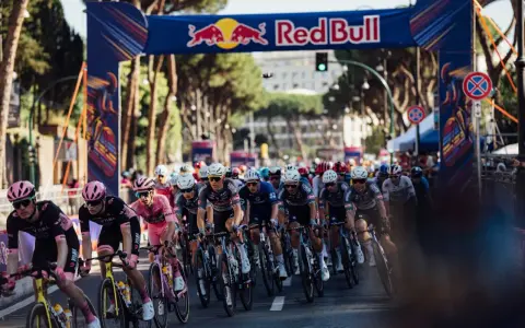 Radfahrer kämpfen um die Spitze der Giro d'Italia Gesamtwertung unter dem Red Bull Bogen.