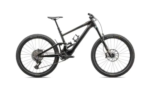 Schwarzes, leichtes EMTB mit Vollfederung, bereit für den Test.