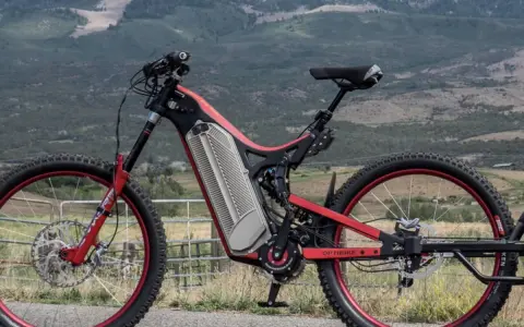 Ein rotes E-Bike mit großem Akku, bereit für Abenteuer. Mit einer Reichweite von 500 km ist es ideal für lange Touren.