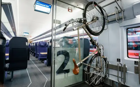 Fahrradmitnahme im ICE: Gute Erfahrungen mit der praktischen Aufhängung. Platz für dein Rad nach Dortmund Hbf.