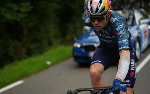Van Aert kämpft sich auf seinem Rad durch die Landschaft, die Bandagen an seinem Arm zeugen von seinem Kampfgeist.