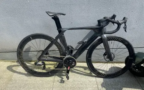 Schwarzes Rennrad mit aerodynamischem carbon rahmen und tiefen Felgen, bereit für die nächste Fahrt.