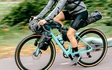 Person auf einem voll beladenen Rennrad für Rennradtouren Deutschland, bereit für das nächste Abenteuer.