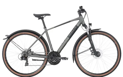 Graues Bulls Crossbike mit Schutzblechen und Federgabel. Ein vielseitiges Fahrrad für Straße und Gelände, das zeigt, was ein Crossbike kann.