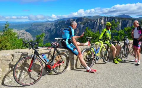 Radfahrer auf der Nizza Route genießen die Aussicht auf die Berge.
