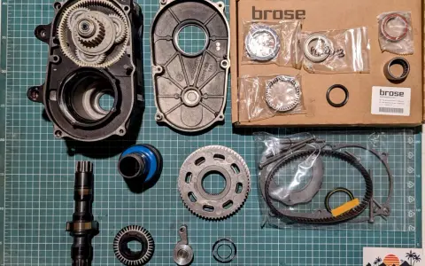 Teile für Brose Motor Probleme: Getriebegehäuse, Ritzel, Lager und Zahnriemen.