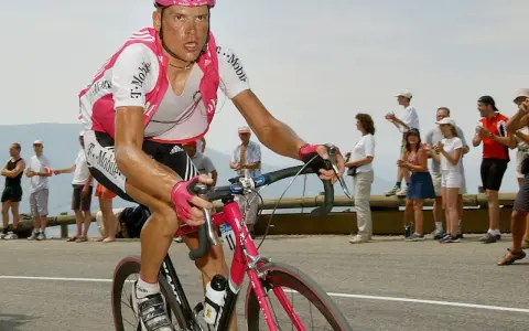 Jan Ullrich auf Mallorca, im T-Mobile-Trikot, kämpft sich bergauf. Zuschauer feuern ihn an.