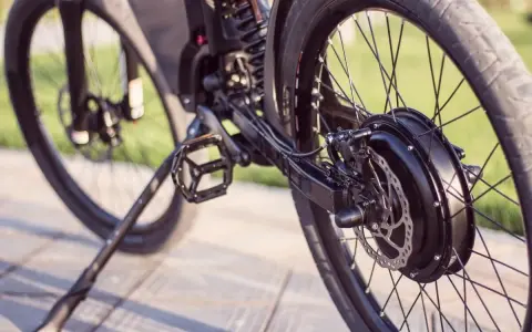 Nahaufnahme des Hinterrads eines E-Bikes mit integriertem e bike hinterradmotor und Scheibenbremse.