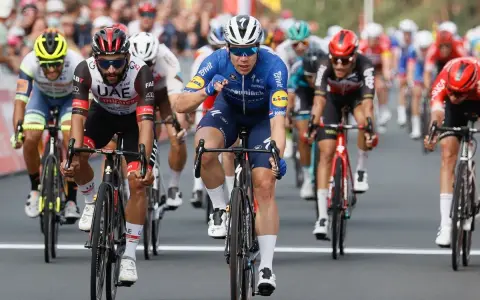 Radfahrer Fabio Jakobsen im blauen Trikot kämpft sich im Sprint durch das Peloton.