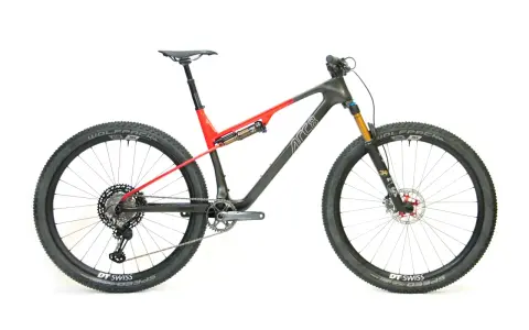 Ein modernes Mountainbike mit Vollfederung, Rahmen in Grau und Rot, Schriftzug "ARC8". Bereit für jedes Abenteuer.