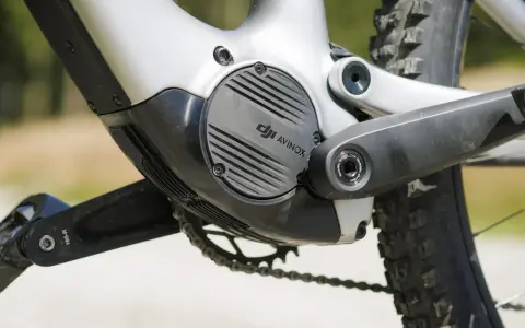 Nahaufnahme des E-Bike-Antriebs mit dem DJI AVINOX Logo.