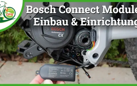 Anleitung zum Bosch Connect Modul einbauen: Nahaufnahme eines E-Bike-Motors mit Kabeln und dem Modul in der Hand.