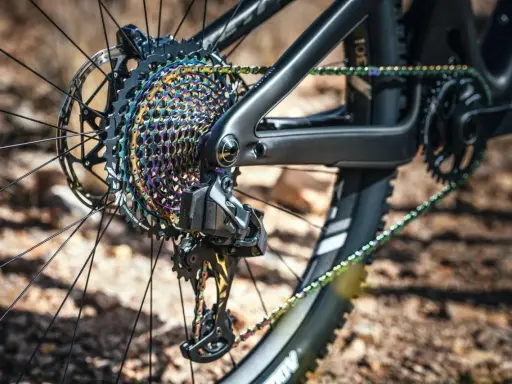 Nahaufnahme des farbenfrohen Zahnkranzes und der Kette eines Mountainbikes. Ein Mechaniker bereitet sich darauf vor, die Fahrradkette zu wechseln, um die Leistung zu optimieren.