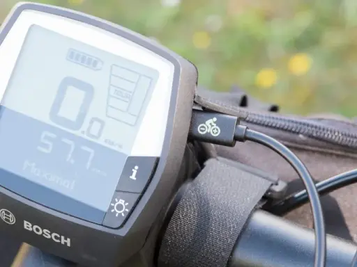 Bosch Purion Display mit Kabel für Handy-Verbindung. Zeigt Geschwindigkeit und Akkustand an.
