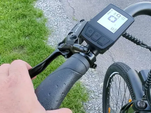 Hand am Lenker eines Yamaha E-Bikes, Display zeigt Informationen an. Bereit für ein Yamaha E-Bike Software Update.