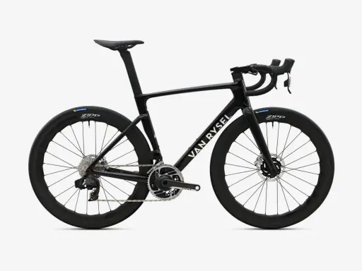 Schwarzes Van Rysel Rennrad mit Zipp Laufrädern, bereit für die Tour de France. Aerodynamisch und leicht.