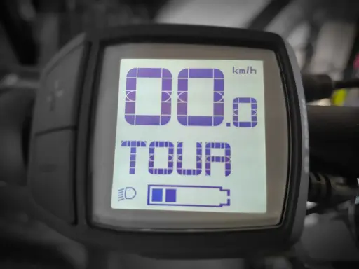 Display eines Cube E-Bikes: Geschwindigkeit 0.0 km/h, Modus TOUR, Akku fast voll. Das Licht ist eingeschaltet.