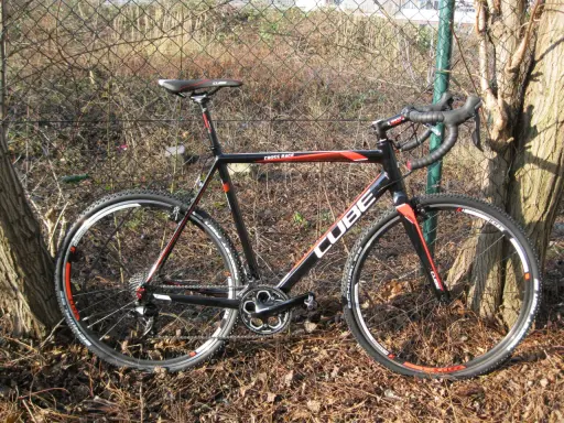 Schwarzes Cube Cross Race Rennrad mit roten Akzenten, bereit für jedes Abenteuer.