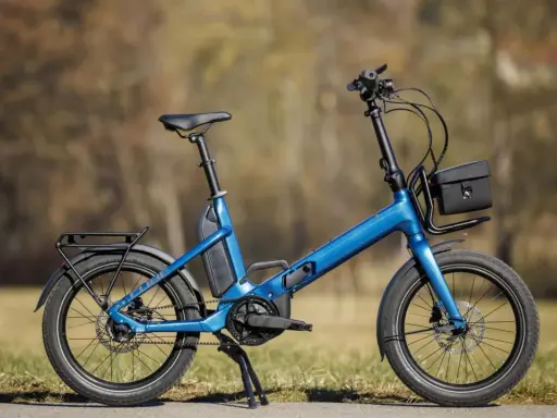 Blaues Cube Fold Hybrid 500 E-Bike im Test, mit Gepäckträger und Tasche.