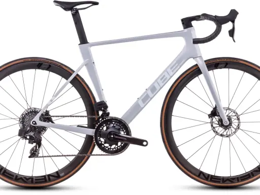 Graues Cube Rennrad mit Scheibenbremsen und braunen Reifen, bereit für den cube litening air test.