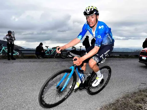 Radfahrer des Movistar Teams in voller Fahrt auf einer Bergstraße.