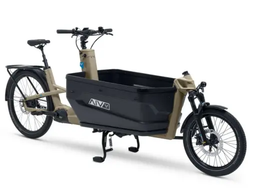 Ein beiges Lastenrad mit schwarzer Ladebox, bereit für den Lastenrad Test.