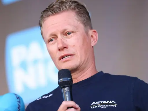 Alexander Vinokurov spricht ins Mikrofon, trägt ein Trikot des Astana Teams.
