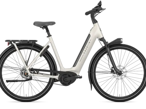 Ein cremefarbenes Gazelle E-Bike mit Gepäckträger und integriertem Licht. Die Marke Gazelle ist eine der vielen Fahrradmarken alphabetisch sortiert.